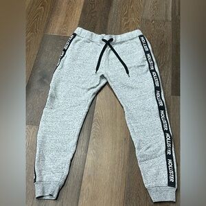 NWOT-HOLLISTER Big Logo-Heather Gray & White skinny joggers.Unisex. Medium